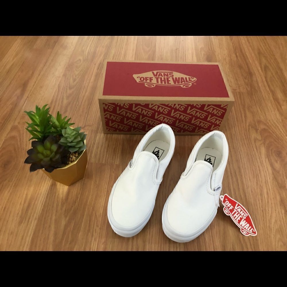 NIB VANS Classic Slip On VN000ZBUENS True White